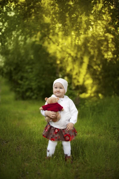 Petite fille 1.3 ans promenades — Photo