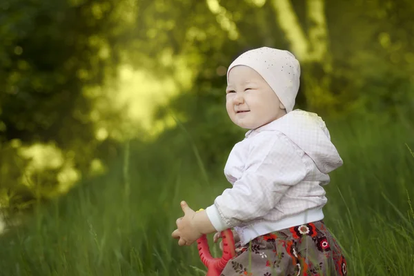 Happy little girl sitting in the summer — Stock Photo, Image