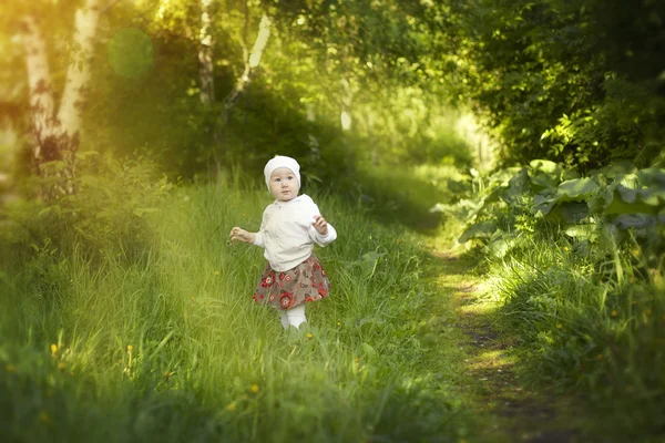 Malá holčička chodí v ranním slunci — Stock fotografie
