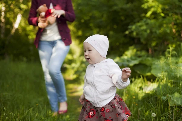 Маленькая девочка гуляет с мамой — стоковое фото