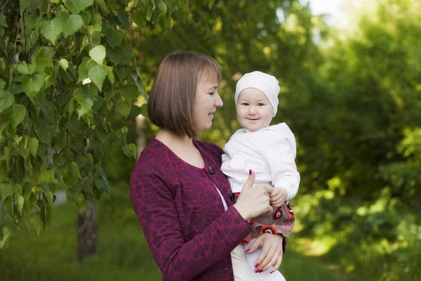 Jeune mère tenant un enfant heureux — Photo