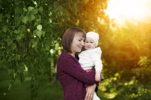 Mladá matka drží šťastné dítě — Stock fotografie