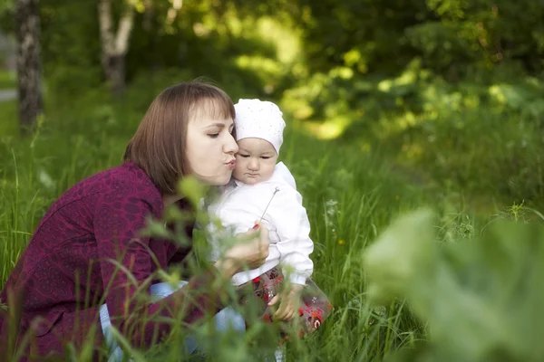 Mama i córka na spacerze — Zdjęcie stockowe