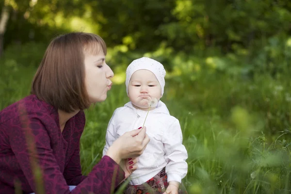 Maman et fille en promenade — Photo