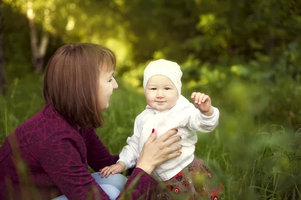 Enfant heureux en été sur la nature — Photo