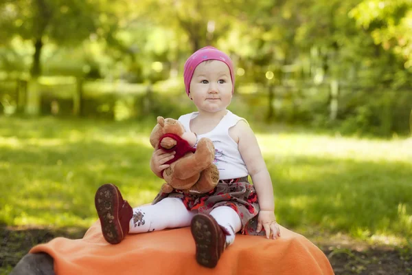Glückliches kleines Mädchen mit Mütze spielt — Stockfoto