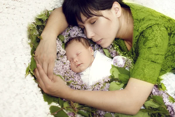 Mladá maminka spí s novorozeněte — Stock fotografie