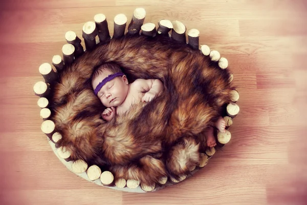 Νεογέννητο μωρό που κοιμάται σε μια κούνια για κούκλες — Φωτογραφία Αρχείου