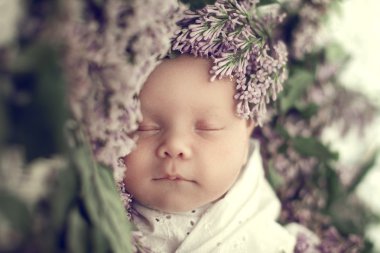 Yeni doğan kız beyaz, sarılmış huzur içinde uyuyor