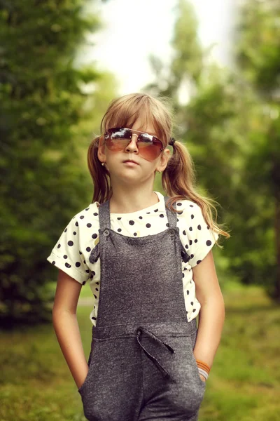 Cooles Mädchen ist ein Hipster mit dunkler Brille und Overalls — Stockfoto