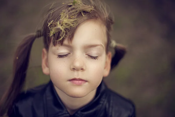 Menina com os olhos fechados em harmonia com a natureza — Fotografia de Stock