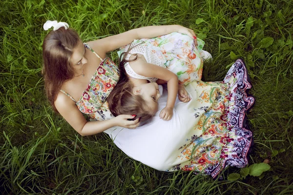 Krásné Evropské těhotná žena je opřený o zábradlí a — Stock fotografie