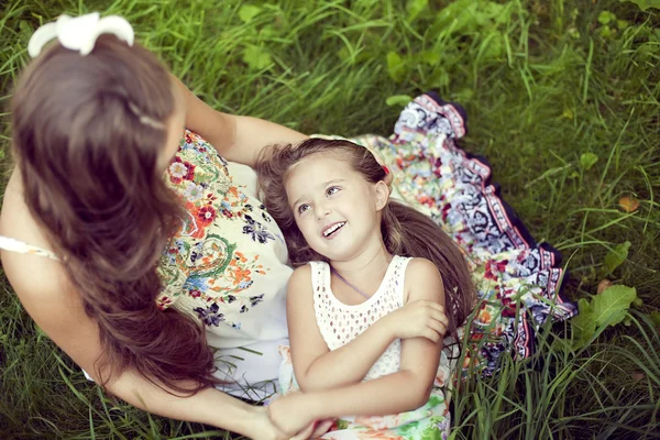 Matka a dcera v krásné květinové sundresses v summ — Stock fotografie