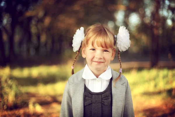 Menina bonita estudante com arcos e sorrisos — Fotografia de Stock