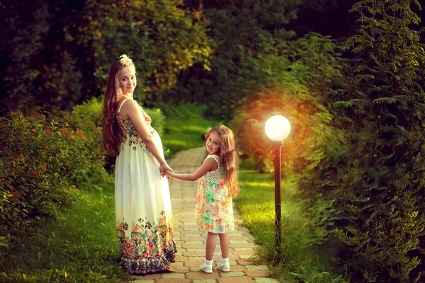 Mulher grávida bonita no verão está andando com a minha filha — Fotografia de Stock