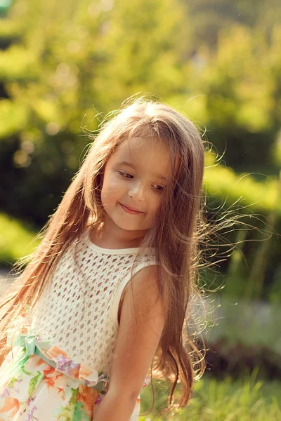 Bela menina verão noite se divertindo à luz do sol — Fotografia de Stock