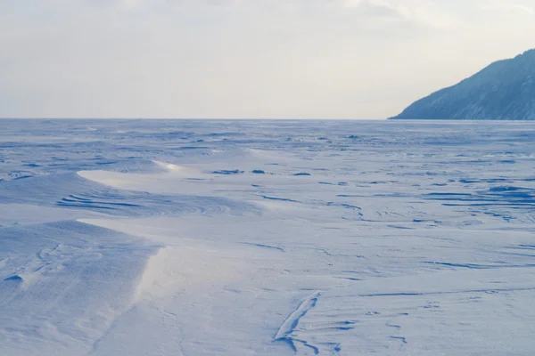 Paesaggio invernale di lago e montagna — Foto Stock