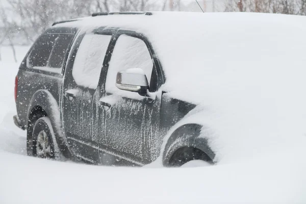 Auto unter Schnee begraben — Stockfoto