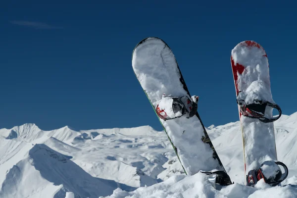 Snowboards i snötäckta berg — Stockfoto