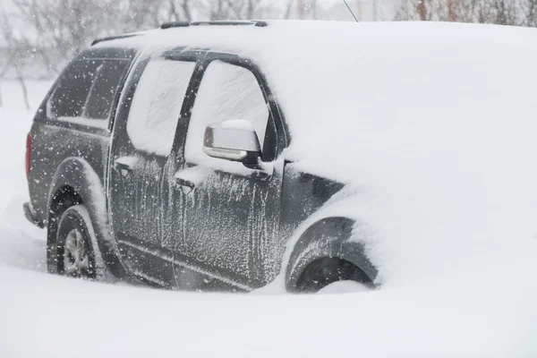 雪に埋もれた車 — ストック写真
