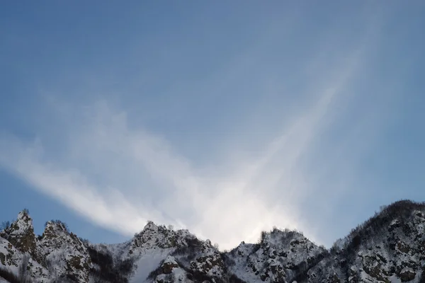 산에서 태양 광선 스톡 이미지