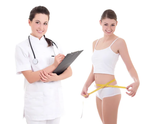 Młoda kobieta lekarz lub dietetyk z szczupła kobieta na białym tle na whi — Zdjęcie stockowe