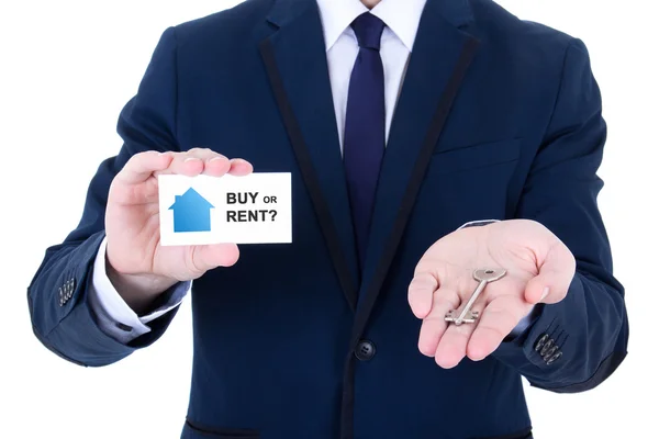 Köpa eller hyra - manliga fastighetsmäklare händer med nyckel och besök — Stockfoto