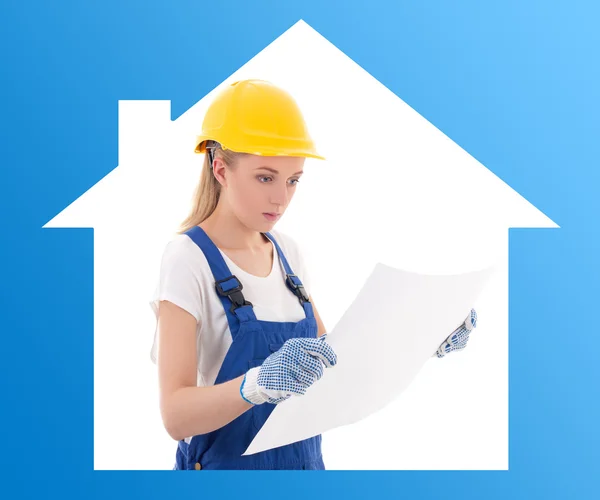 Jeune femme en uniforme avec un plan de construction bleu builder — Photo