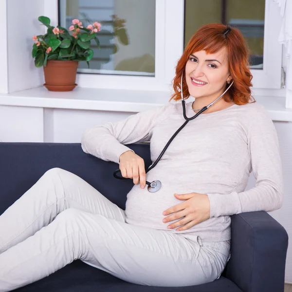 Schwangere Frau hörende Babys Herzschlag mit Stethoskop-Platz — Stockfoto