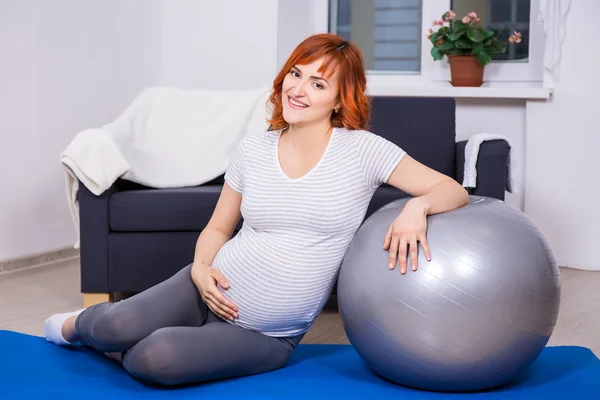 Happy těhotná žena, která dělá cvičení s fitball — Stock fotografie