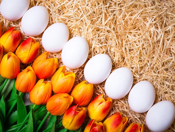 Close up of Easter eggs and flowers on the straw — Stock Photo, Image