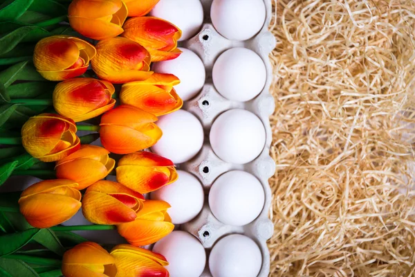 Easter background - close up of box with eggs and flowers — Stock Photo, Image