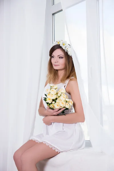 Güzel bir rüya gelin kısa beyaz elbise f ile portresi — Stok fotoğraf