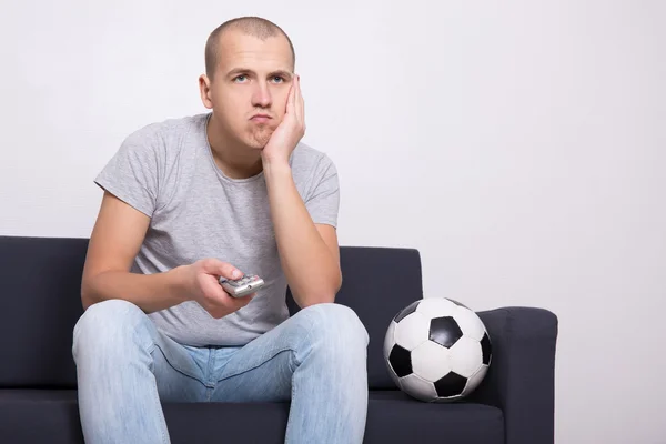 Znudzony fan piłki nożnej Piłka oglądania gry na tv — Zdjęcie stockowe