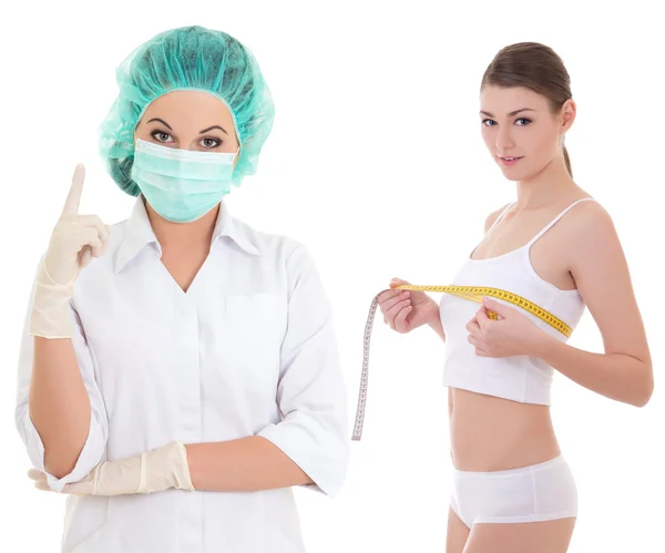 Plastische chirurgie concept - vrouwelijke arts in masker en slanke vrouw m — Stockfoto