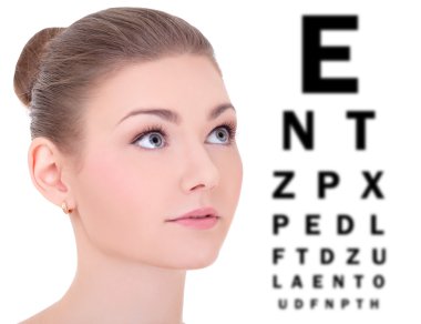 güzel kadın ve göz testi grafik üzerinde beyaz izole