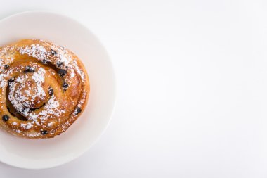 beyaz üzerine üzümlü tatlı rulo çörek Üstten Görünüm