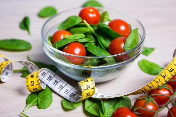 Voeding en gewicht verlies concept - salade met spinazie en tomaten een — Stockfoto