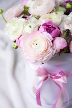 güzel yaz çiçek kutusunda demet beyaz üzerinde yakın çekim