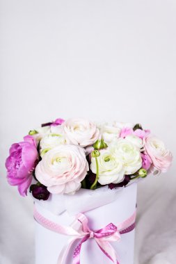 yaz çiçek beyaz üzerinde yuvarlak karton kutu içinde büyük grup