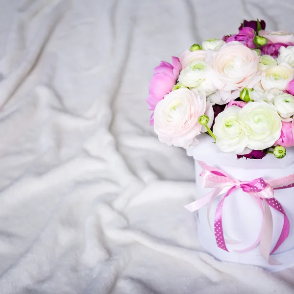 Close up of big bouquet of summer flowers in round box over whit — Stock Photo, Image