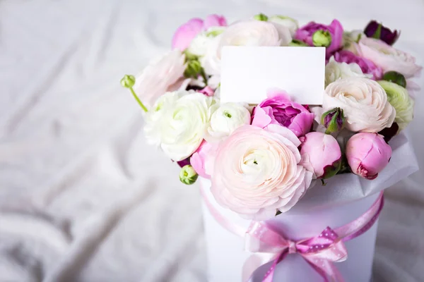 Piękny bukiet kwiatów letnich z pustej karty przez biały — Zdjęcie stockowe