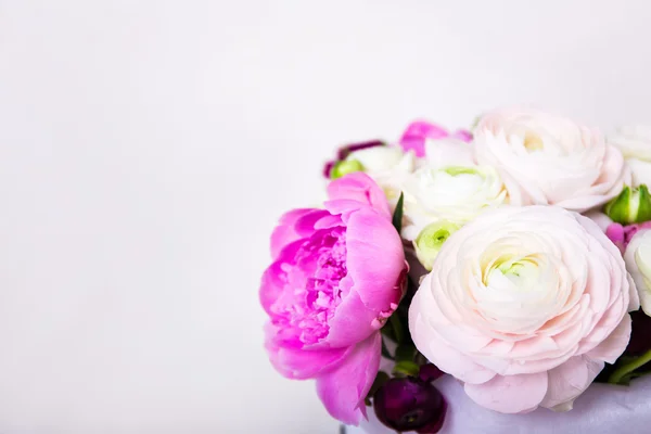 Close up of bunch of beautiful summer flowers over white — Stock Photo, Image