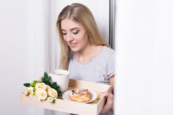 Woman holding tray with her breakfast at home — Stok Foto