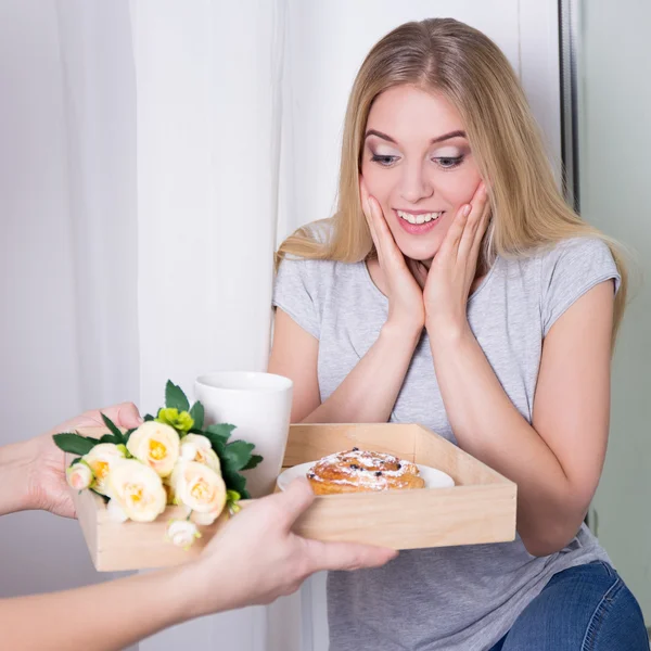 Hombre traer desayuno en bandeja de madera a su novia — Foto de Stock