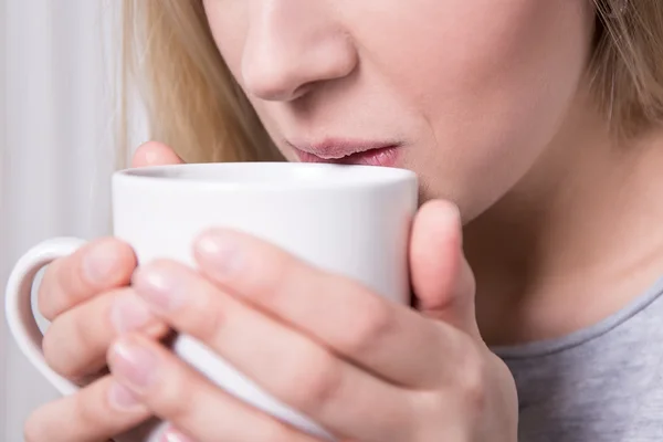 Крупним планом жінка п'є каву або чай — стокове фото
