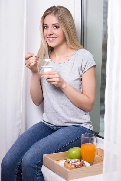 요구르트를 먹는 젊은 아름 다운 여자 — 스톡 사진