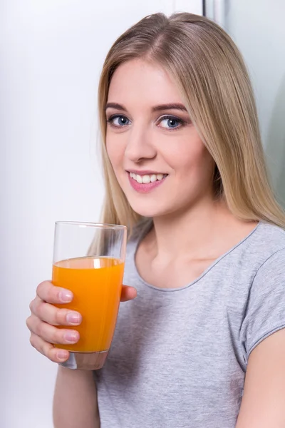 Mujer joven con vaso de jugo de naranja —  Fotos de Stock