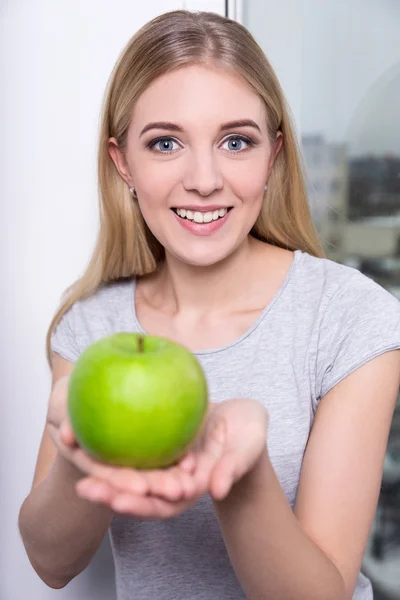 Портрет молодой женщины улыбается с зеленым яблоком — стоковое фото
