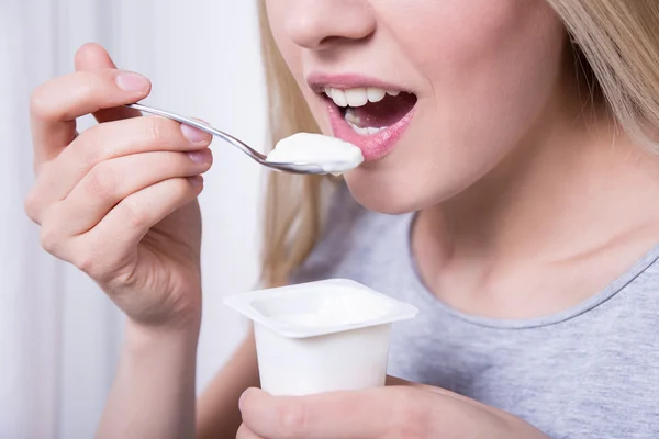 Close up of woman having breakfast with yoghurt — Stock Photo, Image